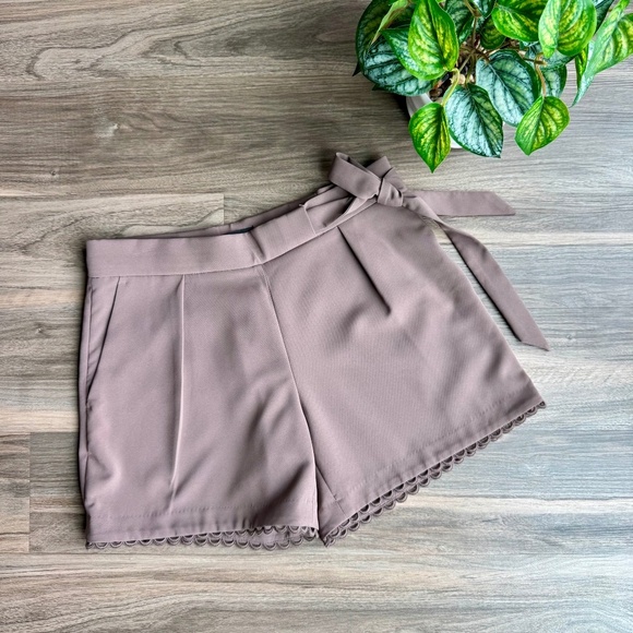 Banana Republic Taupe Side Tie-Waist Pleated Lace-Trim Tailored Shorts – Size 6 - Picture 2 of 15